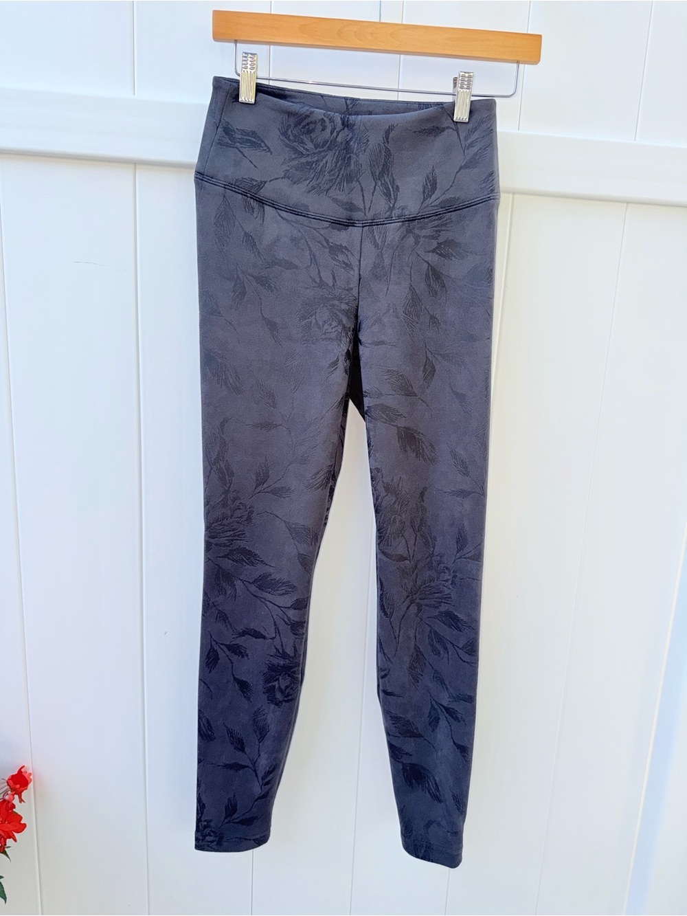 White House Black Market Runway Legging Dark Gray Floral-Textured Leggings